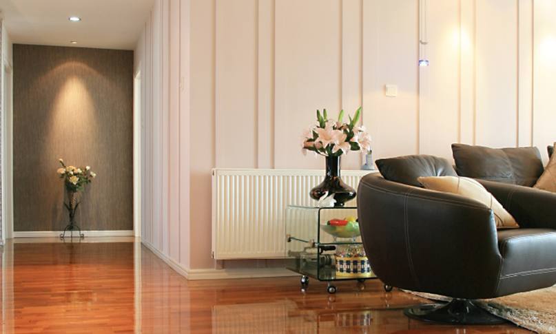     在我們挑選暖氣片時，不僅要看價格，還要看產品和服務，才能避免吃虧上當。

    選擇暖氣片從哪些角度出發?

    1.看材質

    材質影響到產品的使用和壽命。廠家選擇的材質過關，不僅在使用中減少漏水等問題，還能夠延長暖氣片的壽命。用戶在挑選材質時，可以咨詢一下鋼管或銅管的壁厚，一些特殊產品的片頭和壁厚是不同的，片頭需要加厚，才能抵抗住常年侵蝕。材質要求均勻，無凸起，無水波紋。

    2.看安裝

    很多廠家都有自己的安裝隊，或者有固定合作的安裝隊。安裝人員統一持證上崗，經驗豐富。對自己工廠的產品也比較了解，在測量、方案設計中考慮細致全面。暖氣片安裝時噪音小，測量、打孔、懸掛、打壓等步驟齊全考究，接口緊密，管路布局橫平豎直，彎管接頭少。

    3.看工藝

    暖氣片的生產工藝和品牌廠家密不可分。有些不良小廠家采用回收二手暖氣片，簡單去銹刷漆之后再投放市場，雖然暖氣片價格很便宜，但這種暖氣片往往使用不了一兩年就會漏水。真正品質好的暖氣片，往往通過下料、打孔、焊接、組裝、打壓、打磨、噴涂等幾十道精細工序生產而成，后還有嚴格的質檢。這樣的暖氣片使用起來才會安心。

    4.看售后

    正規產品都有相關的質保協議，在質保期內出現質量問題可以免費更換，因為暖氣片的品質問題給用戶造成的財產損失，還可以通過保險賠付。強大妥善的售后不僅是品牌實力的體現，也是產品過硬品質的體現。

    5.看品牌

    一款品牌形成往往需要多少年的沉淀和口碑傳播，才能在市場上占領一席之地。品牌類廠家，不僅有實力在選材、工藝方面投入較高的成本，在后期服務上也有相關的保障。一旦產品出現問題，可以免費更換，出現暖氣片不熱等問題，還可以上門維修。不會出現暖氣片漏水等問題找不到廠家、相互推卸責任等問題。

    挑選暖氣片時，不僅要看價格，還要看產品和服務，才能避免吃虧上當。

    更多資訊盡在鼎格舒適家，免費設計方案和報價。鼎格舒適家m.wxlaisheng.cn(全稱四川鼎格舒適家科技有限公司)是知名成都地暖公司，專業提供地暖，暖氣片，中央空調，新風，凈水系統的銷售，設計，安裝等服務。